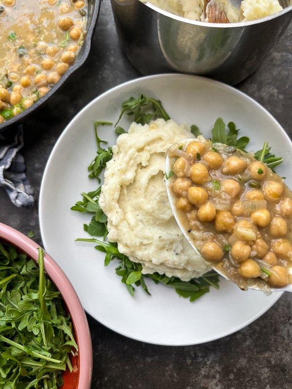 Bright, bold, and comforting—Shutterbean’s Chickpea Piccata is served over creamy mashed potatoes with a generous handful of peppery arugula. A fast, flavorful, plant-based dinner loaded with lemon, garlic, and capers. Perfect for a cozy weeknight meal that feels like a restaurant dish.