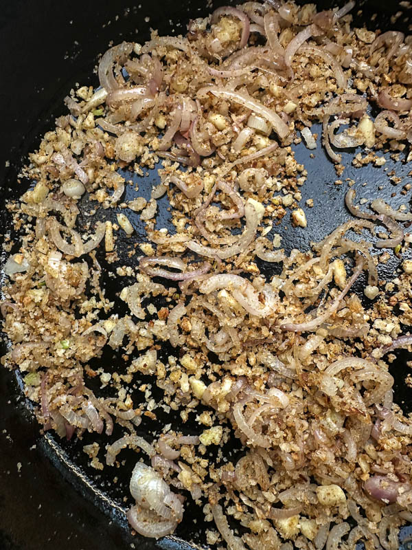 Bright, bold, and comforting—Shutterbean’s Chickpea Piccata is served over creamy mashed potatoes with a generous handful of peppery arugula. A fast, flavorful, plant-based dinner loaded with lemon, garlic, and capers. Perfect for a cozy weeknight meal that feels like a restaurant dish.