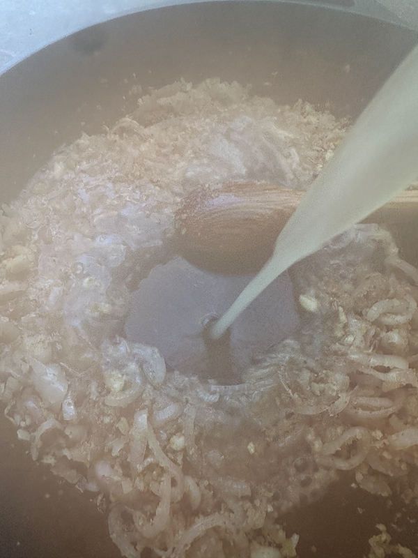 Bright, bold, and comforting—Shutterbean’s Chickpea Piccata is served over creamy mashed potatoes with a generous handful of peppery arugula. A fast, flavorful, plant-based dinner loaded with lemon, garlic, and capers. Perfect for a cozy weeknight meal that feels like a restaurant dish.