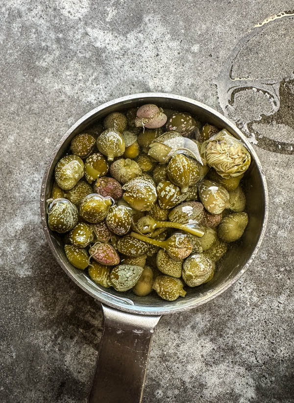 Bright, bold, and comforting—Shutterbean’s Chickpea Piccata is served over creamy mashed potatoes with a generous handful of peppery arugula. A fast, flavorful, plant-based dinner loaded with lemon, garlic, and capers. Perfect for a cozy weeknight meal that feels like a restaurant dish.