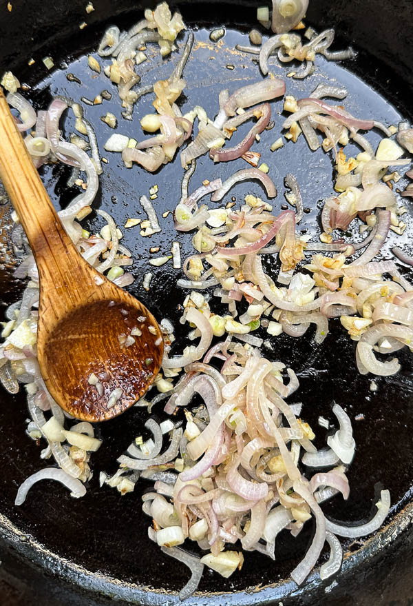 Bright, bold, and comforting—Shutterbean’s Chickpea Piccata is served over creamy mashed potatoes with a generous handful of peppery arugula. A fast, flavorful, plant-based dinner loaded with lemon, garlic, and capers. Perfect for a cozy weeknight meal that feels like a restaurant dish.