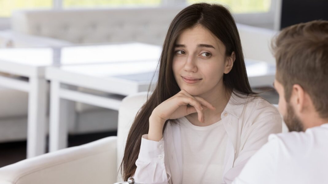 Most people think these are 5 signs of chemistry—but they’re actually ‘red flags’